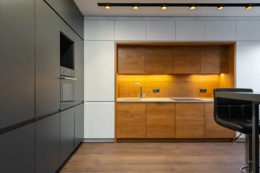Handleless modern kitchen in a Bath home