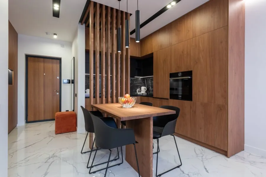 Kitchen-diner layout in a bright Bath home